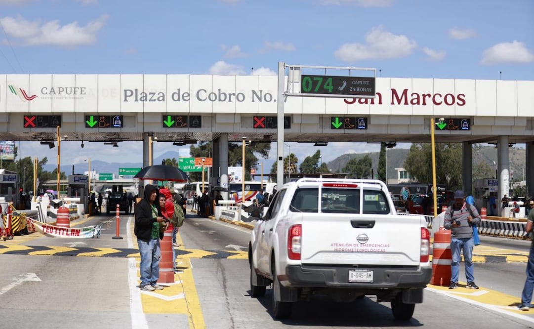 Maestros de la CNTE dejan el paso libre en la caseta de San Marcos en la autopista México-Puebla. Foto: Diego Simón Sánchez / EL UNIVERSAL