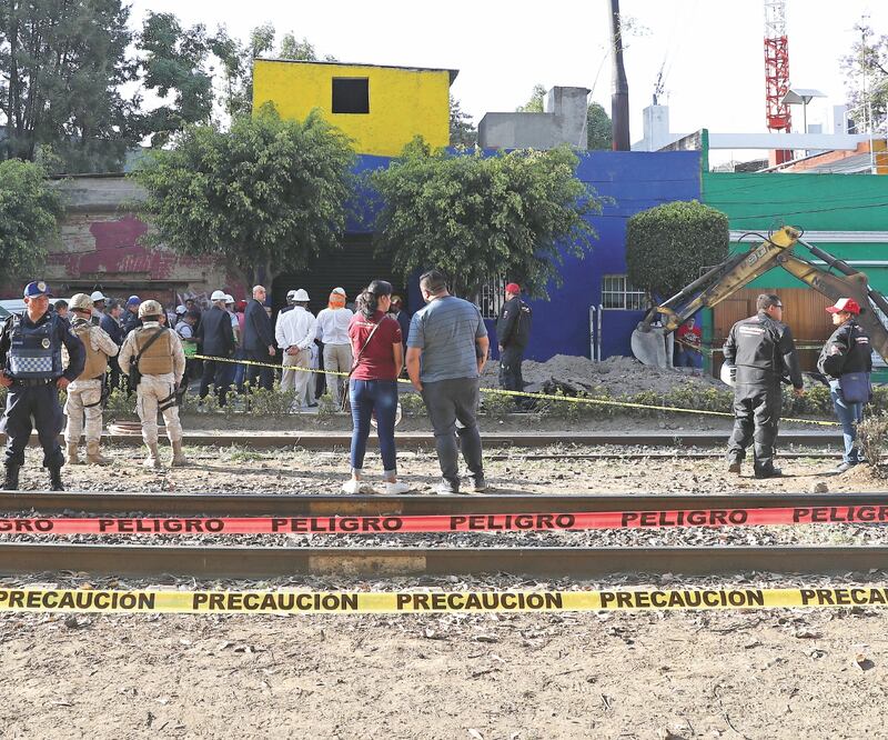 La toma clandestina se ubicó sobre la calle Ferrocarril de Cuernavaca y Lago Tus, en la colonia Anáhuac I sección. VALENTE ROSAS. EL UNIVERSAL
