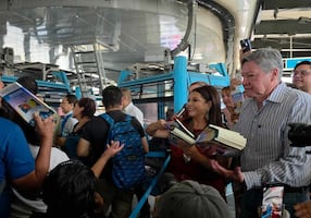 Clara Brugada lanza programa para leer en el Cablebús; "Lectura en las alturas" busca fomentar el hábito