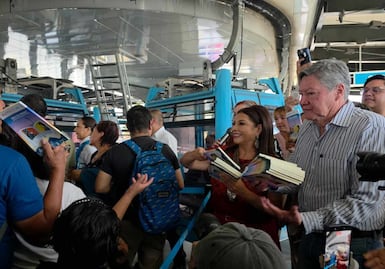 Clara Brugada lanza programa para leer en el Cablebús; "Lectura en las alturas" busca fomentar el hábito