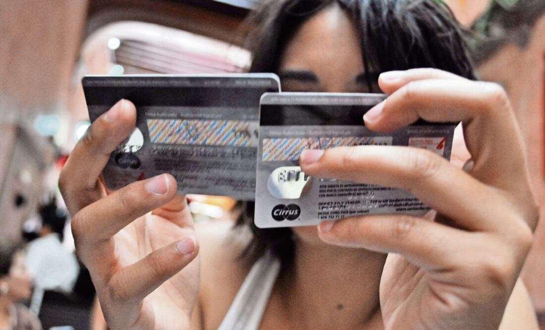 "Este control inflacionario de Banxico beneficia al ingreso disponible de los hogares mexicanos, lo que apoya la capacidad de pago de los clientes de consumo de la banca", indicó Moody's. Foto: EL UNIVERSAL