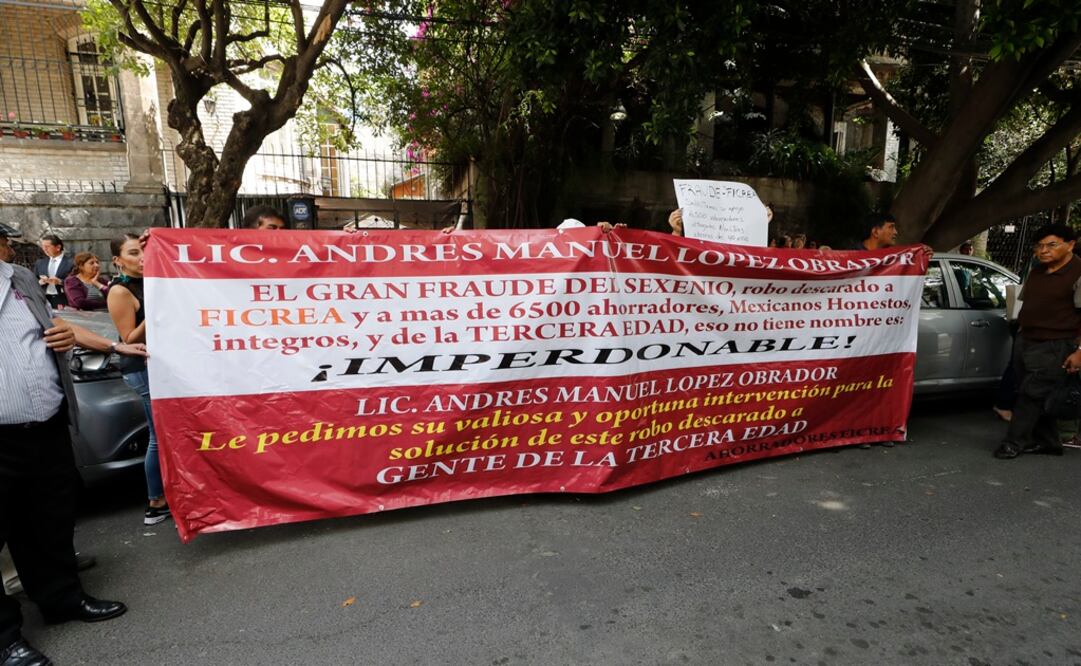 Manifestantes en casa de transición de Andrés Manuel López Obrador. Foto: Archivo/El Universal