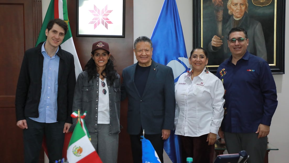 Al Nowais visitó el emblemático Callejón del Dicho, donde fue recibida por habitantes y prestadores de servicios. Foto: Especial