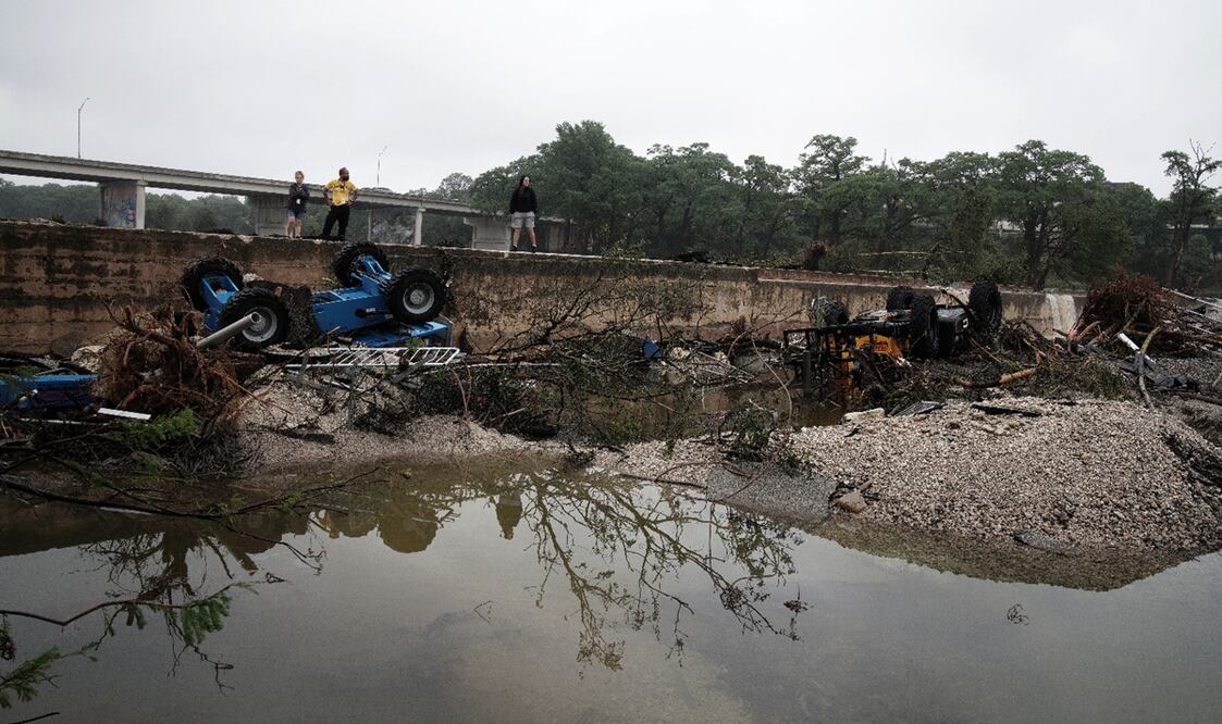 Varias personas observan los daños causados por las inundaciones en Kerrville, Texas, Estados Unidos, el 5 de julio de 2025. Foto: EFE