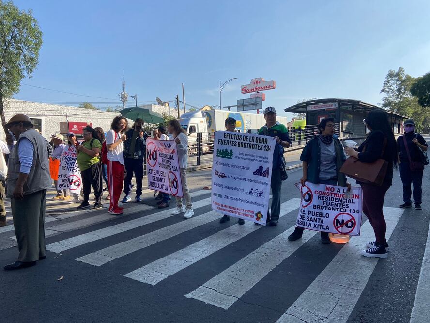 Vecinos de Tlalpan bloquearon la avenida de los Insurgentes Sur en protesta por la construcción de un mega proyecto residencial. (Foto: Juan Carlos Williams)