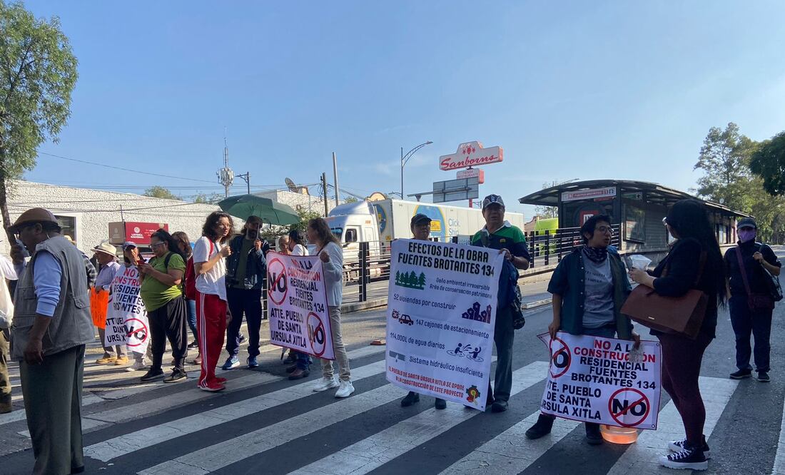Vecinos de Tlalpan bloquearon la avenida de los Insurgentes Sur en protesta por la construcción de un mega proyecto residencial. (Foto: Juan Carlos Williams)