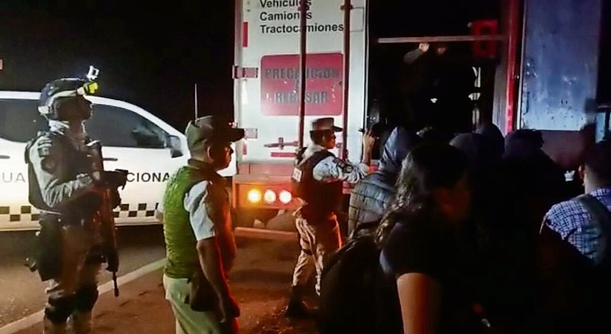 El INM detuvo a 209 migrantes que estaban en la caja de un tráiler abandonado en la carretera Villahermosa-Coatzacoalcos, cerca de Nuevo Teapa, Veracruz.