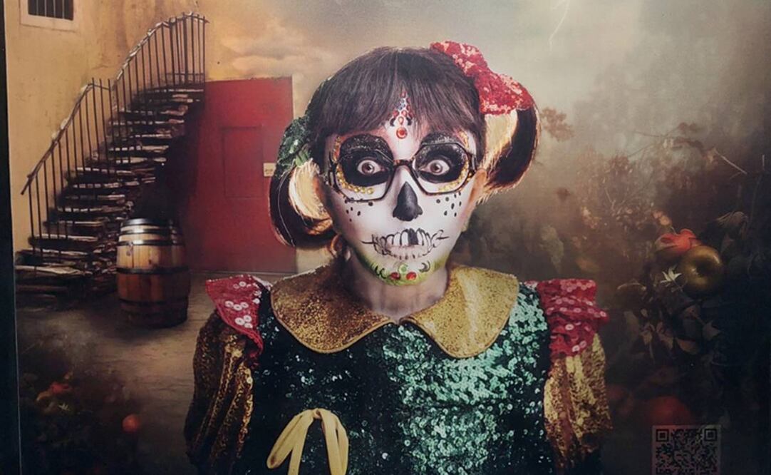 María Antonieta de las Nieves acudió la noche se ayer a amadrinar la inauguración de la muestra Las Catrinas de la ANDI, en la cual también participó como modelo convirtiendo a la Chilindrina en una catrina.