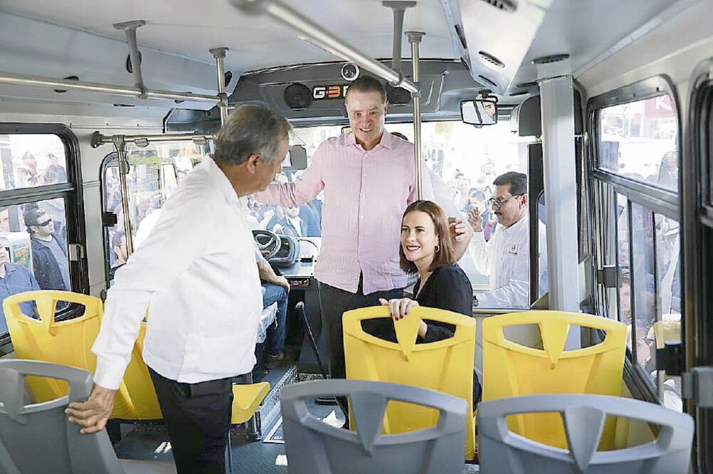 El gobernador Quirino Ordaz y su esposa Rosy Fuentes supervisaron la entrega de las unidades de transporte público.