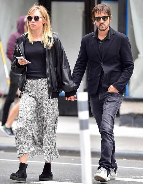 Diego Luna y Suki Waterhouse. Fuente: Twitter @showmundialshow