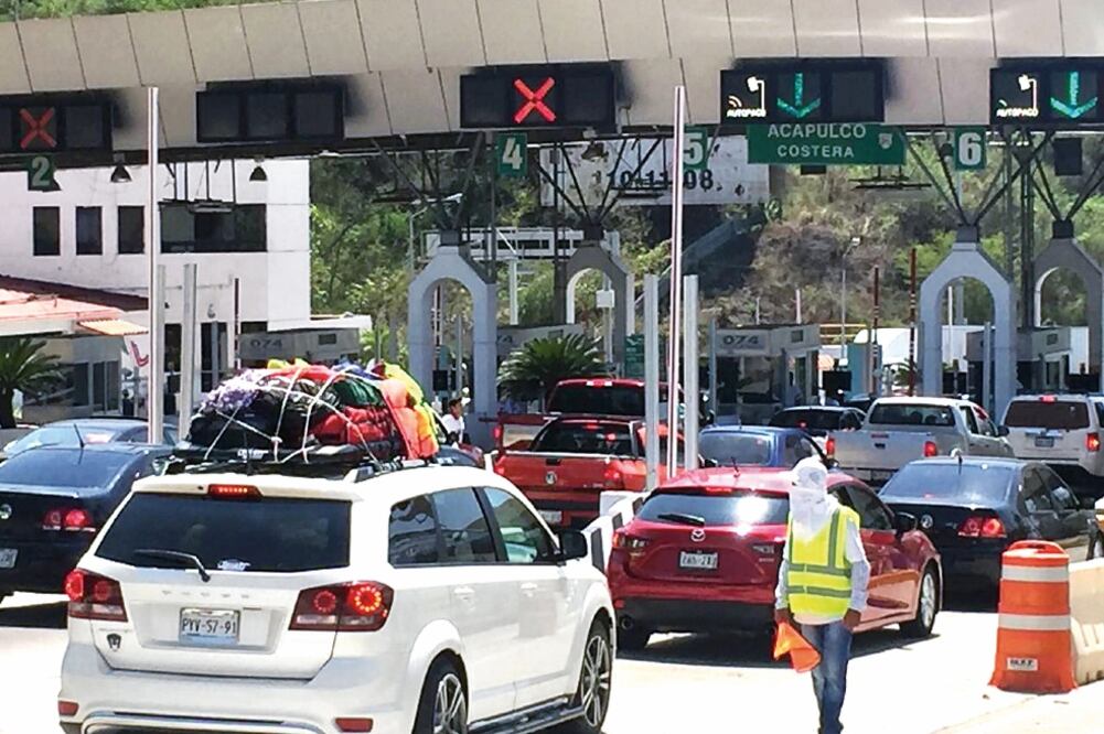 Durante esta semana la Policía Federal informó que apoyó a 25 mil usuarios que circularon por las distintas carreteras del país, así como a personas en centrales de autobuses y aeropuertos (NOTIMEX)