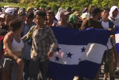 Ni la sed, el hambre o el cansancio detiene a los migrantes