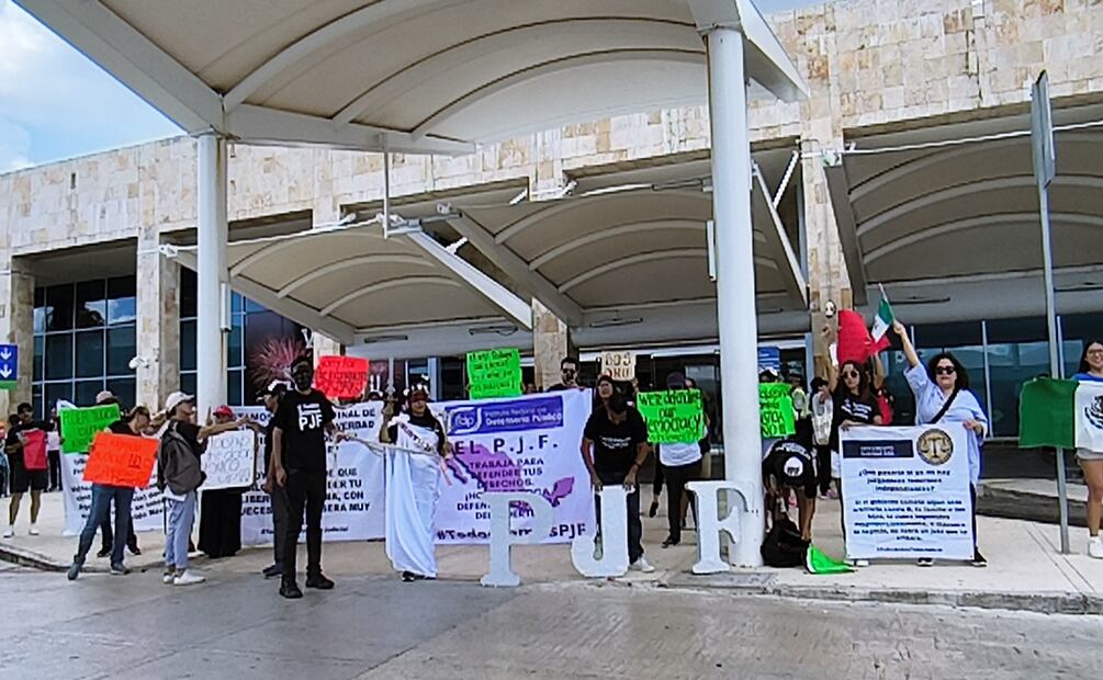 Personal del Poder Judicial de Quintana Roo protesta en el Aeropuerto de Cancún contra Reforma Judicial. Foto: Adriana Varilla