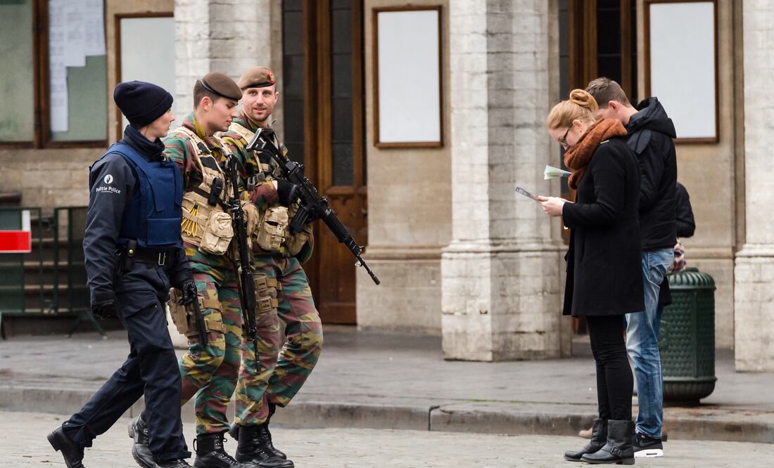 Policías y soldados fuertemente armados patrullaban el sábado por la mañana intersecciones importantes en Bruselas (AP)