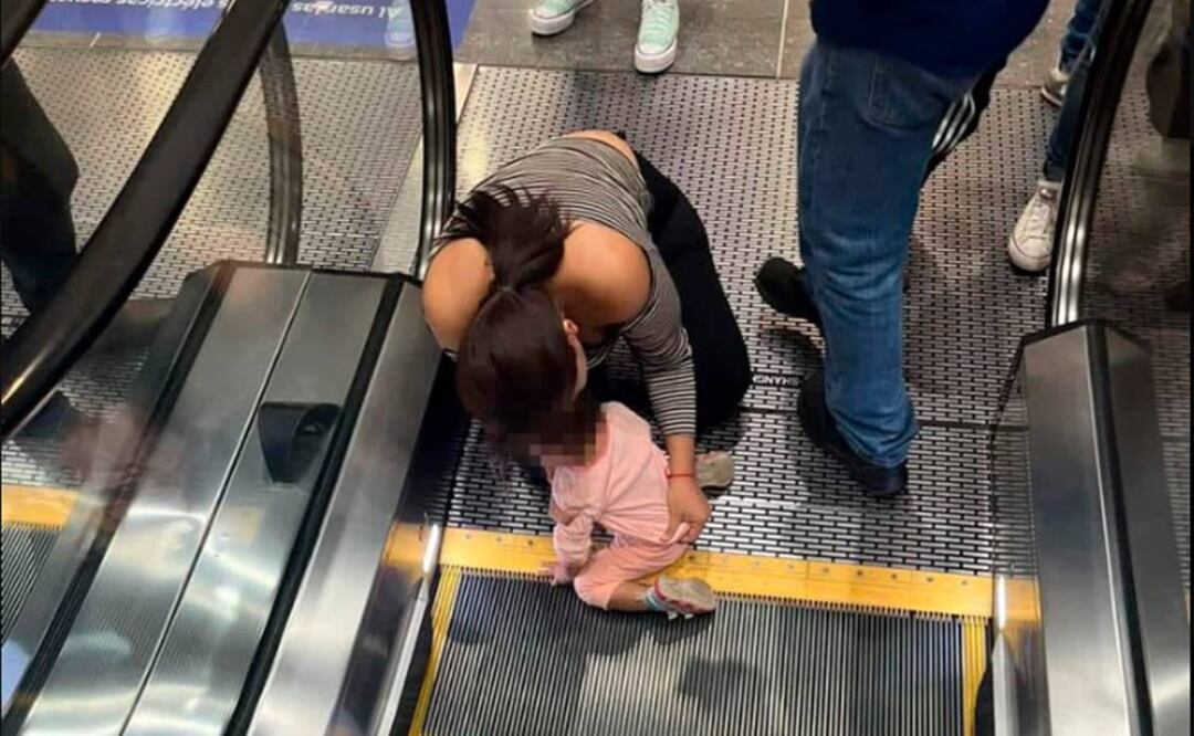 Se puede ver a la pequeña con los dedos de la mano atorados al pie de la escalera eléctrica que estaba en funcionamiento, mientras su madre intenta auxiliarla. Foto: Tomada de video