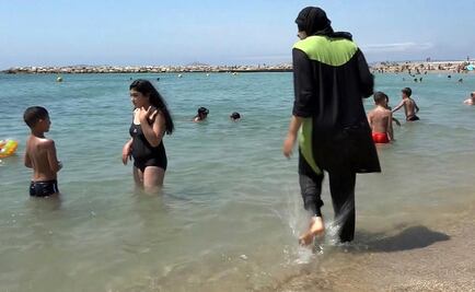 Alcaldes de París y Londres, en contra de prohibir "burkini"