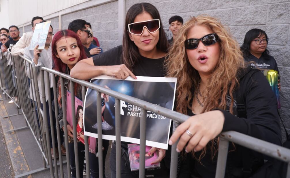 Fans mexicanos de Shakira se dan cita en el Palacio de los Deportes, deseaban ver a la cantante. Foto: Carlos Mejía/EL UNIVERSAL.