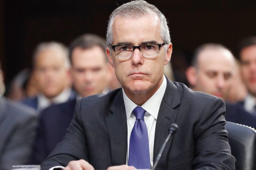Salida. Andrew McCabe había renunciado a su cargo en el FBI en enero pasado, aunque seguía siendo empleado para poder jubilarse. (ALEX BRANDON. AP)