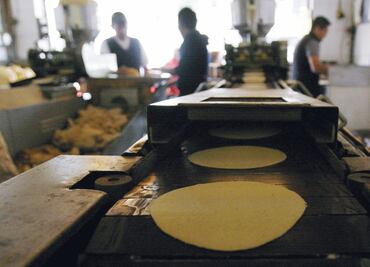 AMLO llama a empresarios del maíz a mantener precios justos para bajar la inflación