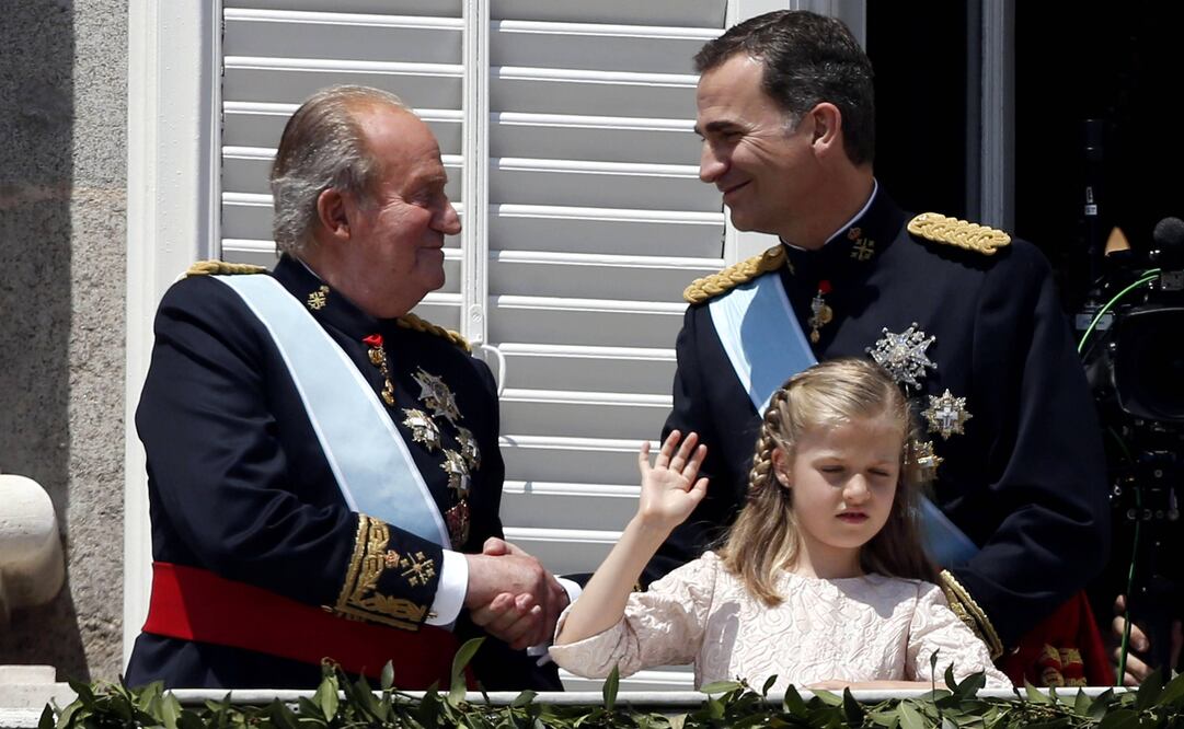 El Rey de España Felipe VI saluda a su padre Juan Carlos, junto su hija la Princesa de Asturias Leonor, en el balcón central del Palacio Real, tras ser proclamado por las Cortes en 2014. Foto: EFE