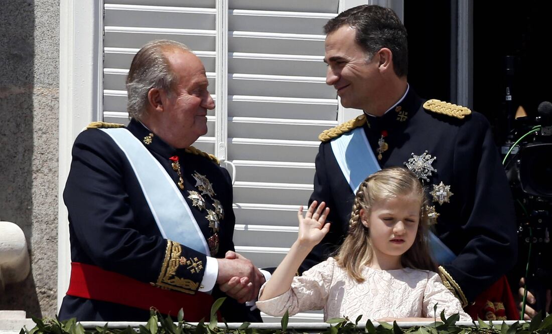 El Rey Felipe VI de España saluda a su padre, Juan Carlos, junto su hija la Princesa de Asturias Leonor, en el balcón central del Palacio Real. EFE/Juan Carlos Hidalgo.
