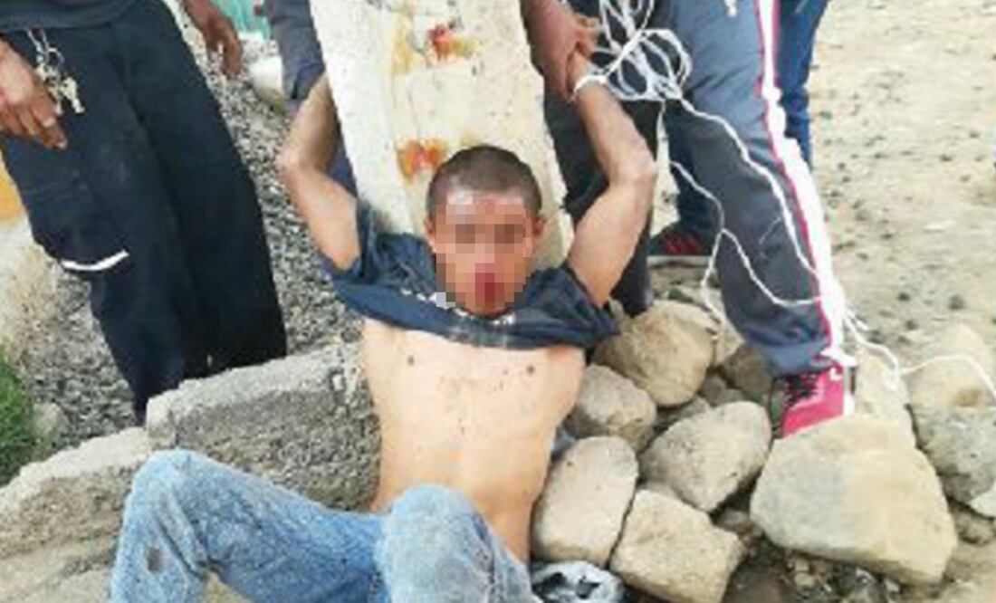 Los vecinos lo ataron a un poste y patearon mientras él suplicaba que lo soltaran. Foto: Especial