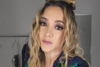 Sherlyn encanta con vestido azul y escote profundo en Portugal