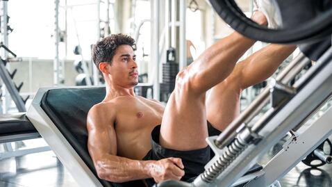 Conoce las máquinas del gimnasio ideales para cambiar grasa por músculo, según entrenadora