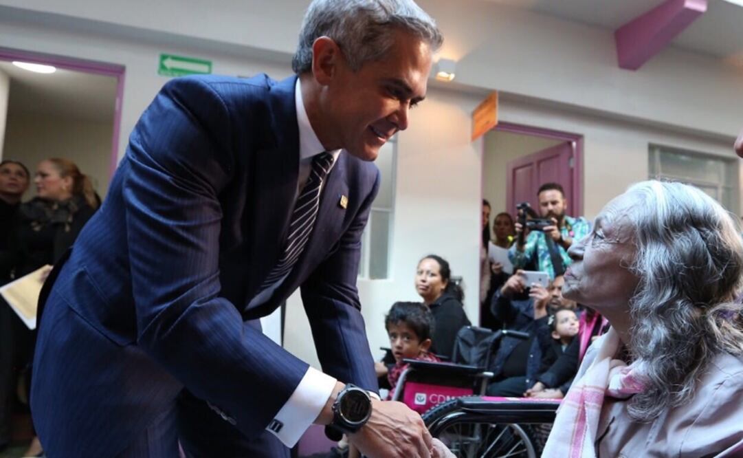 El jefe de Gobierno, Miguel Ángel Mancera, durante la inauguración del programa el Hogar CDMX (Foto tomada de Twitter @ManceraMiguelMX)