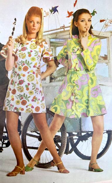 Los vestidos hechos con telas sintéticas siguieron las tendencias desde su llegada al mundo de la moda, pero un pequeño empujón no estaba de más, por eso se promocionaron como un producto “no comestible”. Colección Villasana.