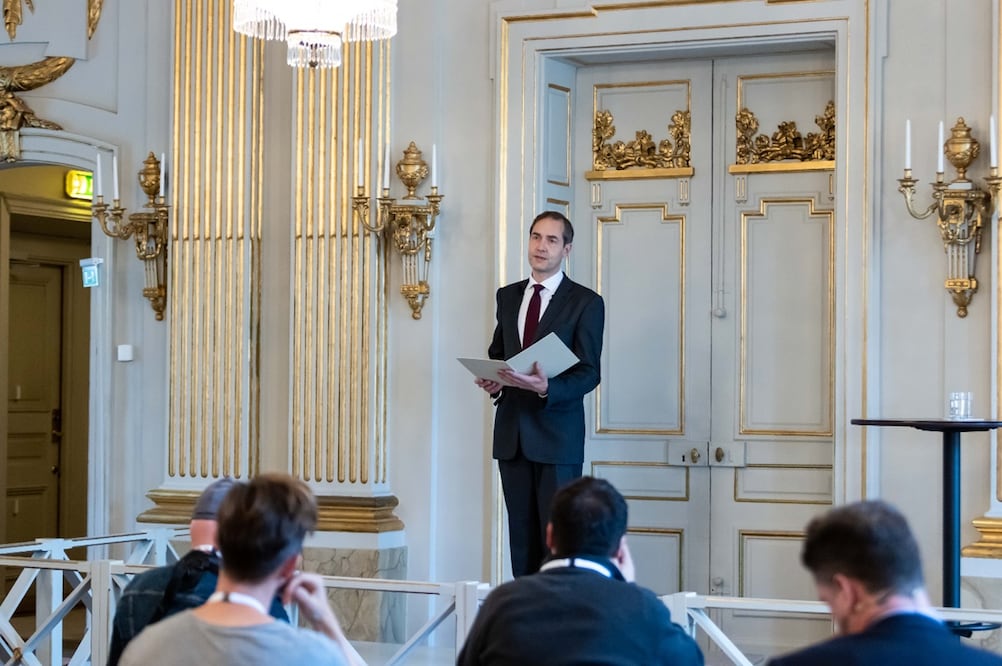 Mats Malm, secretario permanente de la Academia Sueca, anuncia al ganador del Premio Nobel de Literatura 2021. Foto: Xinhua