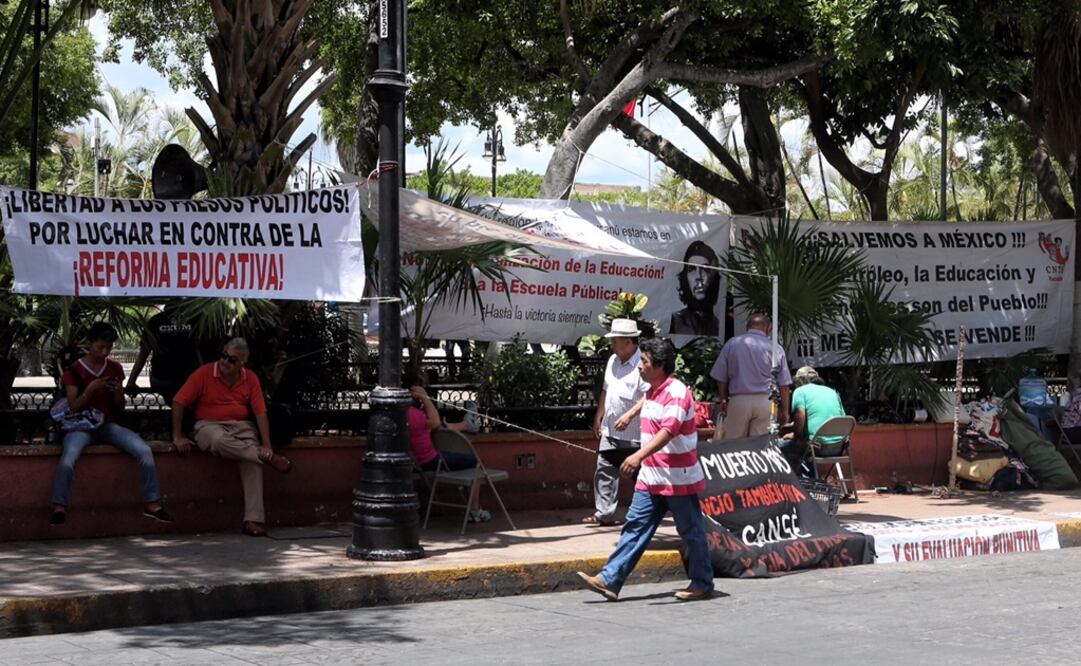 Maestros de la coordinadora Nacional de Trabajadores de la Educación (CNTE), se establecieron en plantón permanente durante tres días en la plaza principal de Mérida, frente al palacio de gobierno. (Foto: Lorenzo Hernández Pérez)