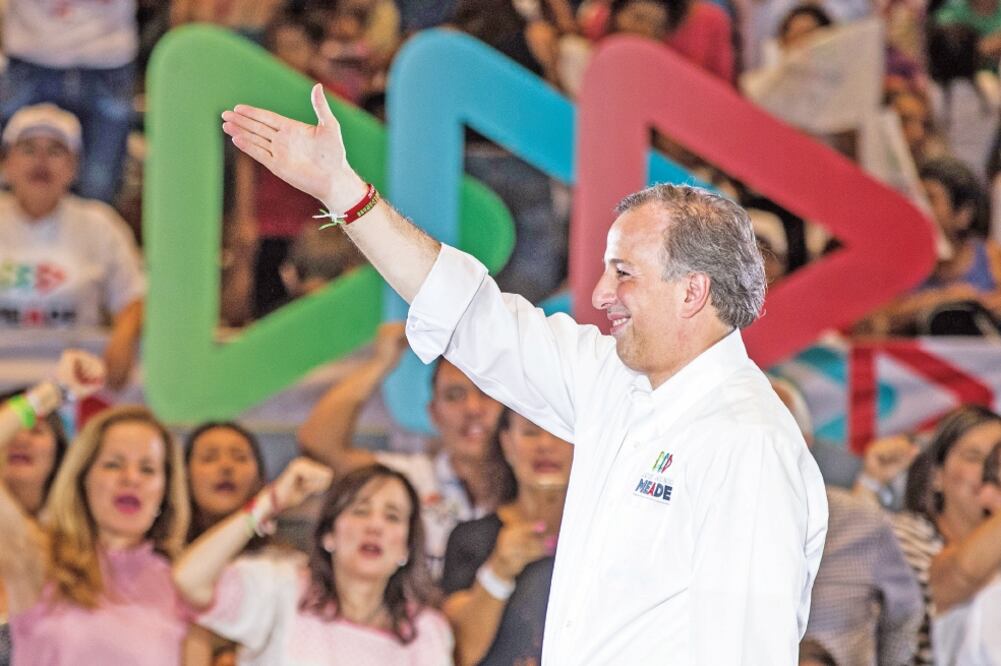 José Antonio Meade, candidato del PRI a la Presidencia, encabezó la ceremonia por el 99 aniversario luctuoso del Caudillo del Sur (GERMÁN ESPINOSA. EL UNIVERSAL)