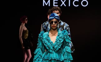 Flores marchitas, musas de Carlos Pineda en su más reciente colección