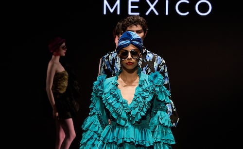 Flores marchitas, musas de Carlos Pineda en su más reciente colección