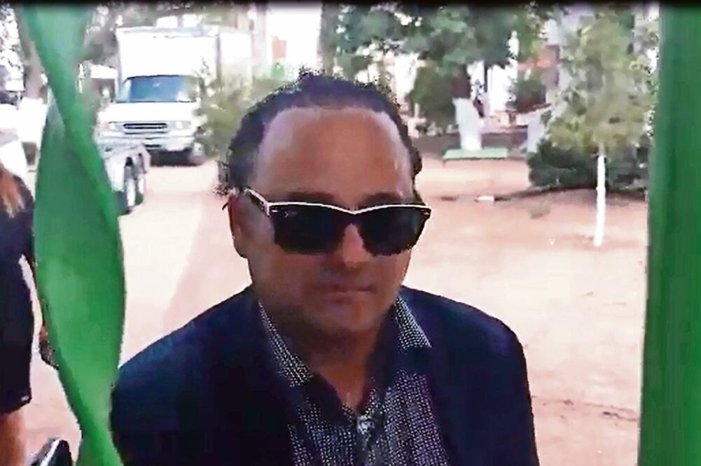 Se acercó para recibir saludos y porras. Se asomó a través del enrejado, con algunos fans (TOMADO DE VIDEO LUIS FIERRO)