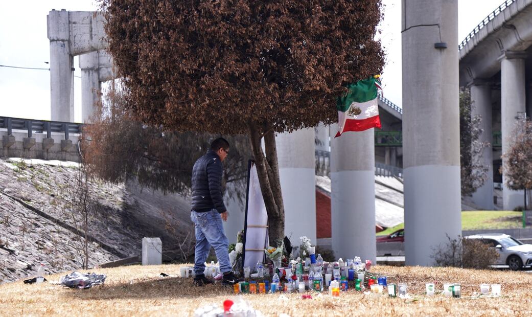 Personas de la CDMX y Edomex acuden al Puente de la Concordia a dejar flores y limpiar memoriales para las víctimas de la explosión de una pipa de gas en la alcaldía Iztapalapa, el 17 de septiembre de 2025. Foto: Carlos Mejía/EL UNIVERSAL