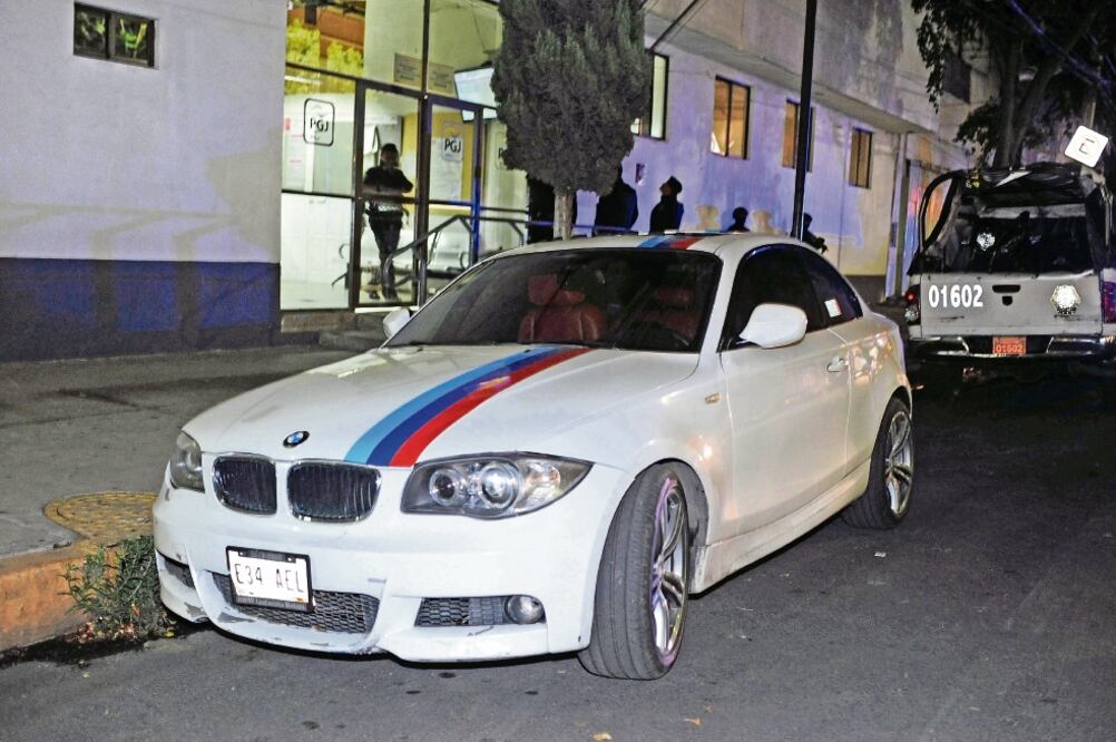 Aseguramiento. A los menores de 16 años y un joven de 19 se les decomisaron un BMW M3 250 blanco, un Cuerno de Chivo, marihuana y una báscula gramera. (LUIS CARBAYO. CUARTOSCURO)
