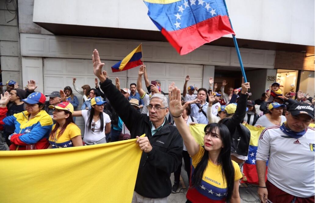 Alrededor de 500 personas se manifiestan frente a la embajada de Venezuela en la Ciudad de México en apoyo a Juan Guaidó