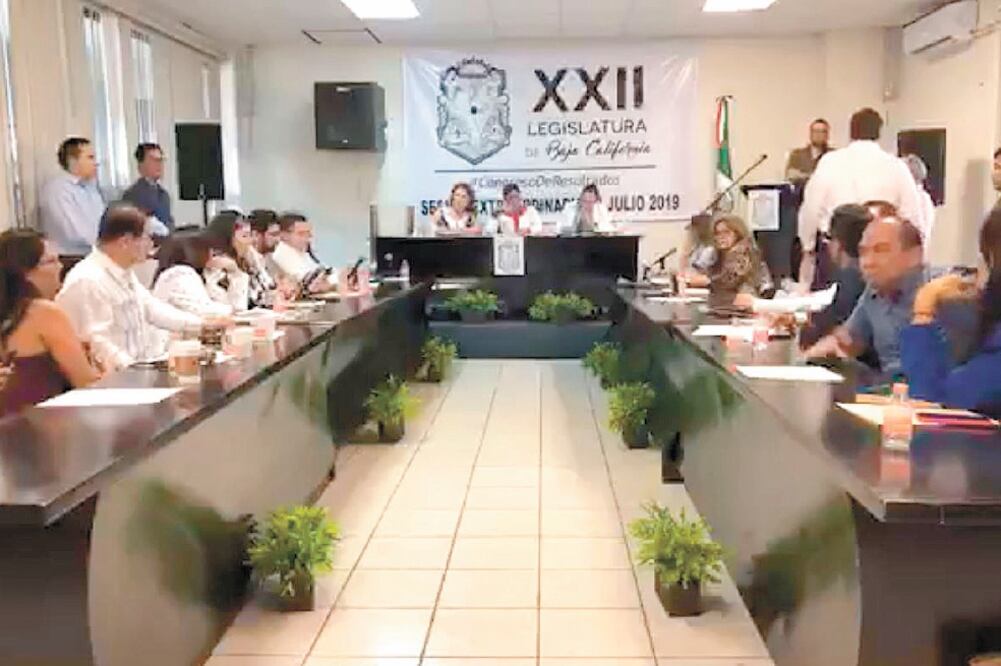 Los legisladores realizaron ayer dos sesiones de última hora para discutir la reforma al decreto 112, con el fin de ampliar la siguiente gubernatura. Foto: ESPECIAL 