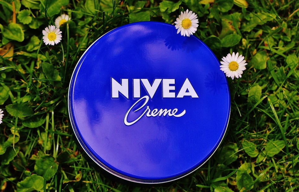 La crema Nivea se puede usar para limpiar las bolsas. Foto: Pixabay
