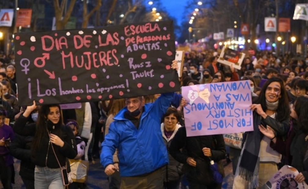 Con las ucranianas en mente, marchan miles de mujeres en Europa en defensa de sus derechos