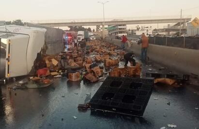 Rapiñan cervezas tras volcadura de camión en carretera de Zacatecas 