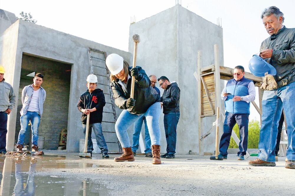 Con mazo en mano, la delegada Xóchitl Gálvez inició la demolición del cuarto piso irregular en el edificio de la colonia Lomas Virreyes. (ESPECIAL)