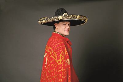 Pedro Fernández ya lleva pegado el traje de charro