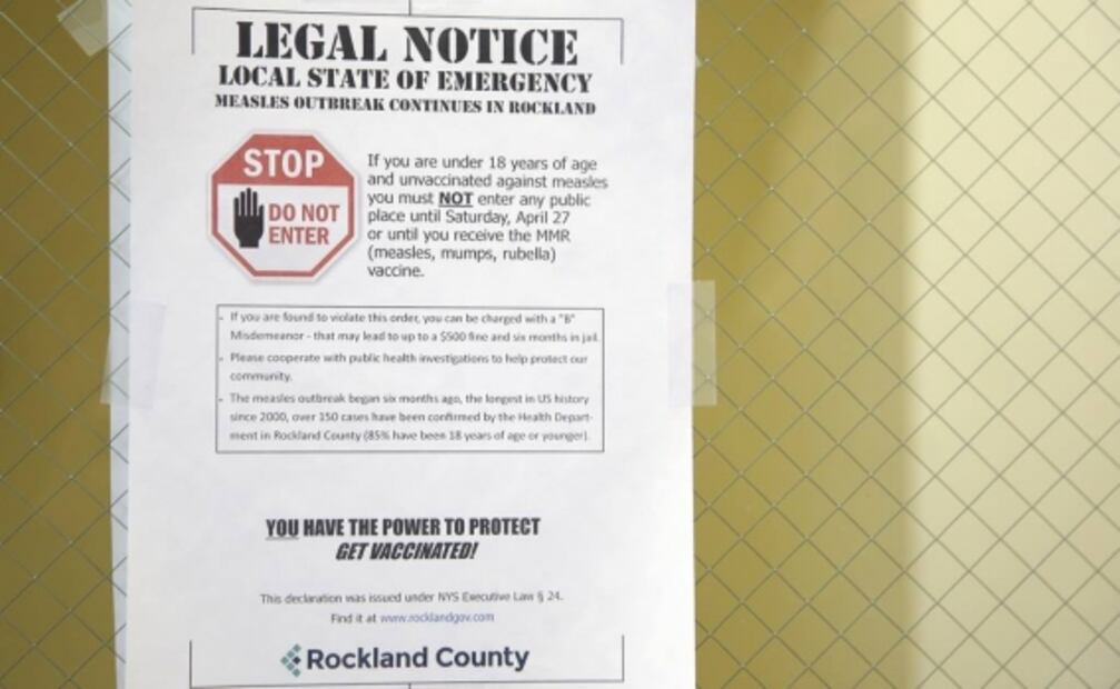 Padres obligan a sus hijos a vacunarse tras prohibición de salir en Nueva York