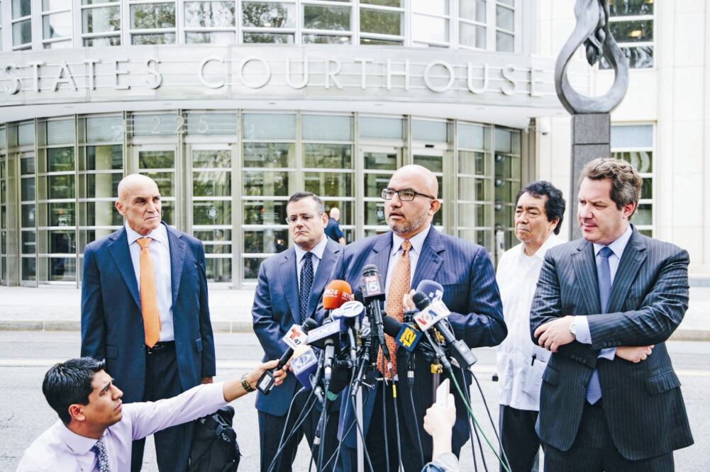 El juez Brian Cogan advirtió a Jeffrey Lichtman y Eduardo Balarezo (centro), quienes buscan defender a El Chapo, que si entran al caso los seguirán por recibir recursos ilícitos (ELIZABETH WILLIAMS. AP)