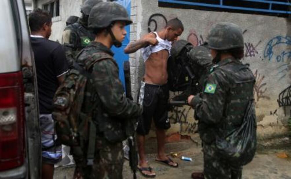 Soldados regalan flores a mujeres de favela en Río de Janeiro