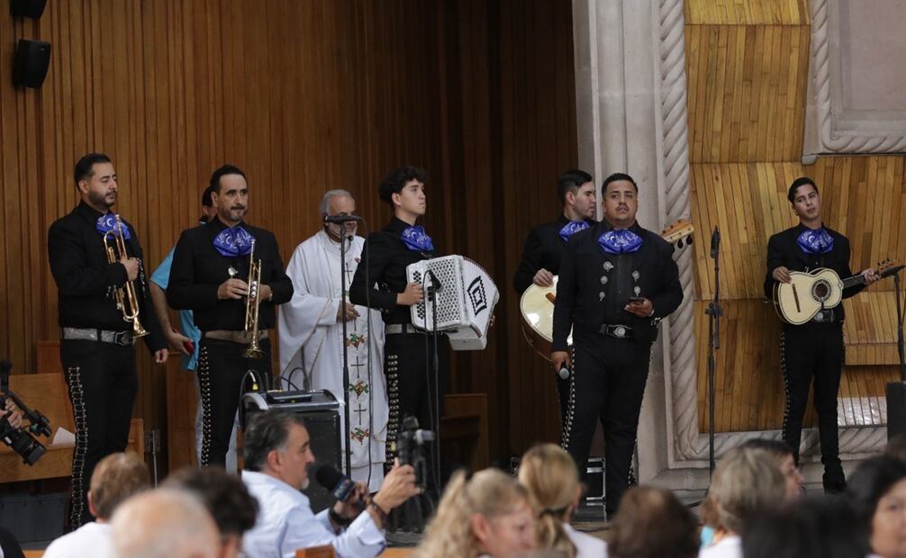 La música del mariachi acompañó la misa del cantante. Foto: Especial.