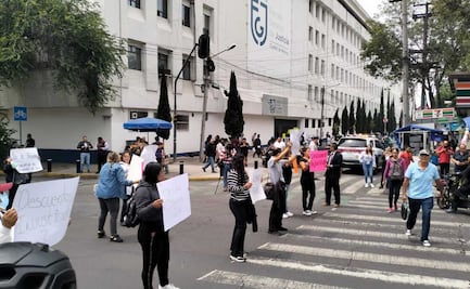 Trabajadores periciales del Tribunal Superior de Justicia de CDMX realizan bloqueo frente al búnker de Fiscalía; exigen pagos de retroactivos